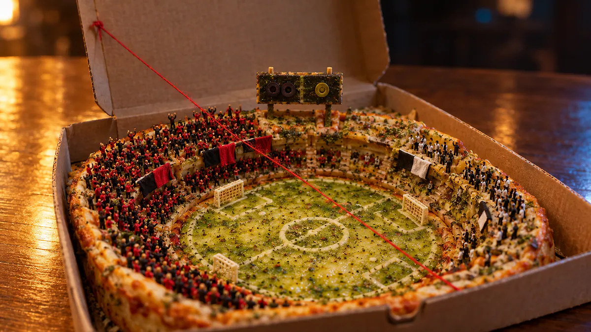 Caixa de pizza vira estádio em miniatura com torcida de bonequinhos rubro-negros e placar de azeitonas, ligado por um fio vermelho